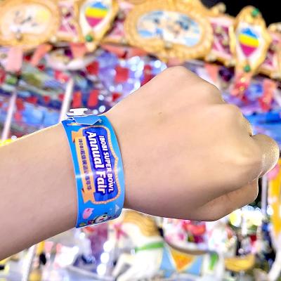 China Custom PVC Wristbands With Waterproofness Material For Event Activity Theam Park Admission Wrist Bands en venta