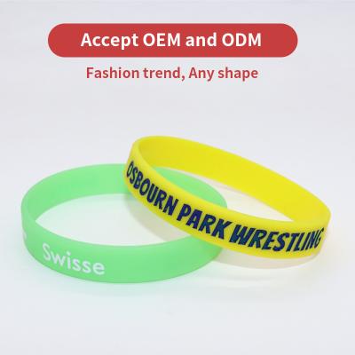 China Custom Logo Printed Silicone Armbanden Multi Style nacht gloed Lichtgevende Silicone Bands Voor Promotie En Reclame Te koop