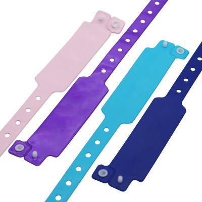 China Manufacturer Disposable Customizable Vinyl Wristband Waterproof Plastic Vinyl PVC Event Wristbands With Logo Barcode for sale