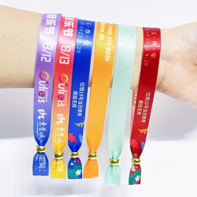 Cina Hot Selling Custom Logo Polyester Woven Cloth Wristbands Gift For Promotion And Events Adjustable Length Woven Wristband in vendita