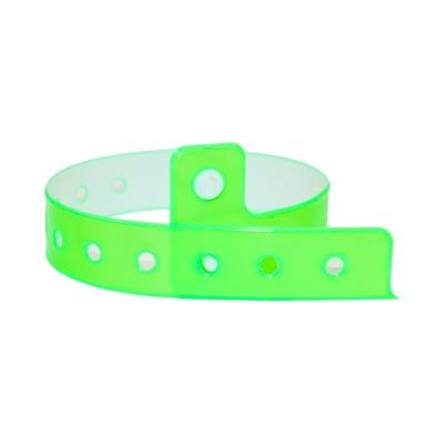 China Fabricante Pulsera desechable personalizada de color fluorescente neón impermeable plástico vinilo PVC pulsera de regalo para eventos de fiesta en venta