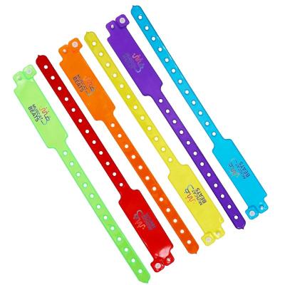 China Fabricante Pulsera desechable personalizada de color neón fluorescente plástico vinilo PVC impermeable para eventos de fiesta pulsera de regalo en venta