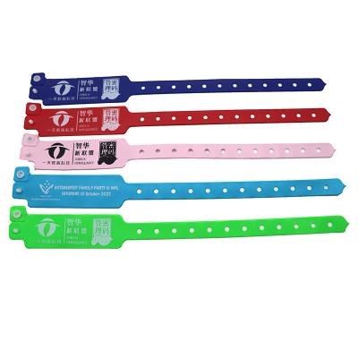 China Pulsera desechable personalizada de color fluorescente de neón plástico vinilo PVC impermeable para eventos en venta