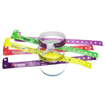 China Custom Promotional Gift Items Logo Vinyl PVC Wristbands One Layer PVC Waterproof Colorful Paper en venta