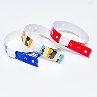 China Custom Promotional Gift Item Wristbands Logo Vinyl PVC One Layer Waterproof Colorful Paper Wristband en venta