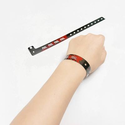 China Custom Logo Promotional Item Wristbands Vinyl One Layer PVC Waterproof Colorful With Barcode en venta