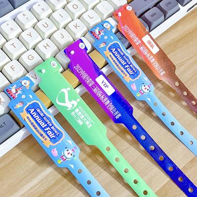 China Custom Logo Promotional Item Wristbands Vinyl One Layer PVC Waterproof Colorful Paper Bracelet Wristbands With Barcode en venta