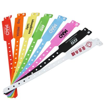 China Pulsera desechable personalizada de plástico vinilo PVC neón color fluorescente resistente al agua evento de fiesta pulsera de regalo en venta