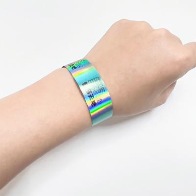 China Customizable Promotional Gift Item Wristbands Logo Vinyl PVC Waterproof Colorful Paper Wristband en venta