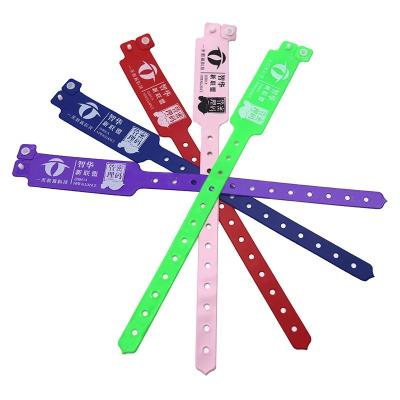 中国 Manufacturer Customizable Solid Color Wristband Plastic Vinyl Event Wristbands With Barcode 販売のため