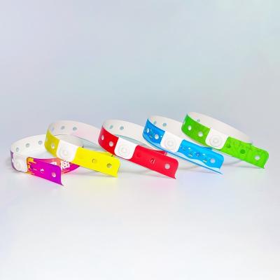 China Custom Promotion Waterproof Vinyl PVC Wristbands L Shape One Layer PVC Waterproof Colorful Paper Wristband Te koop