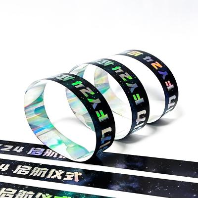 China Factory Wholesale Paper Wrist Bands Event Custom Concert Neon Rainbow Shiny Laser Promotional Gift Paper Wristband en venta