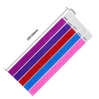 Cina Stampa a colori regolabili Tyvek Wristbands di carta per una migliore sicurezza degli eventi Numerazione sequenziale Codice a barre incluso in vendita