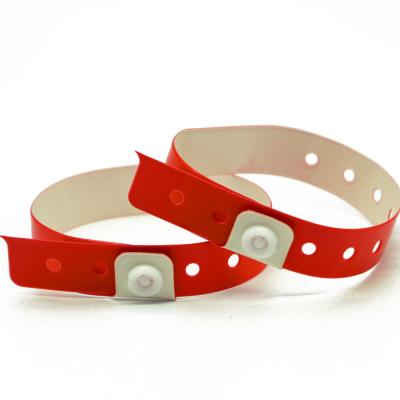 China Stand Out from the Crowd with PVC Wristbands Perfect for Events and Promotions zu verkaufen