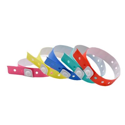 China Durable PVC Wristbands for Events and Branding Customizable and Long-Lasting Wristbands for Your Business Needs zu verkaufen