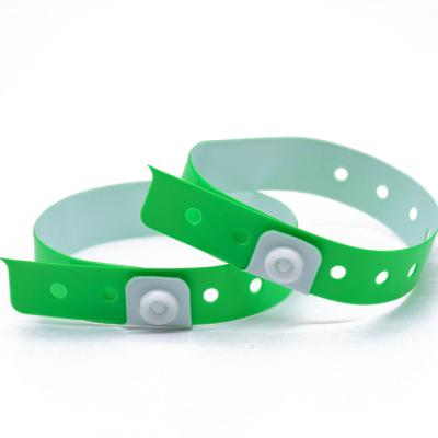 China Vermaak Armbanden Plastic Armbanden L-vormige etiketteringsbanden Wegwerp PVC-armbanden Conferentiekaartjes Te koop