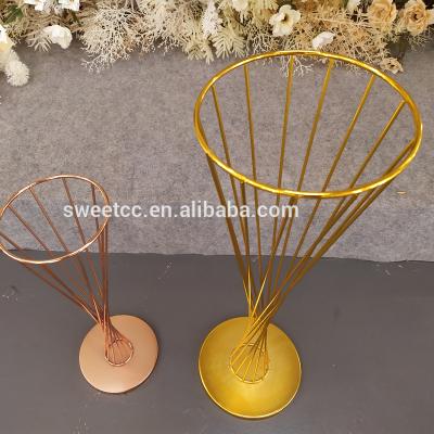 China Light Weight 2020 Electroplate New Design Gold Flower Vase Flower Ball Stand Centerpiece for sale