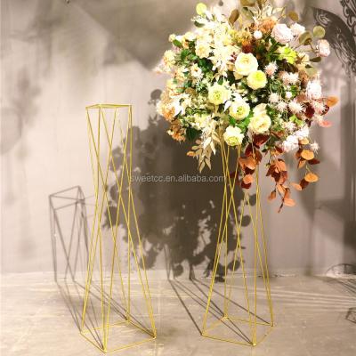 China Gold centerpiece lightweight high quality flower stand for table edging to wedding decoration for sale