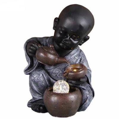 中国 Small modern cute polyresin monk water fountain for home use 販売のため