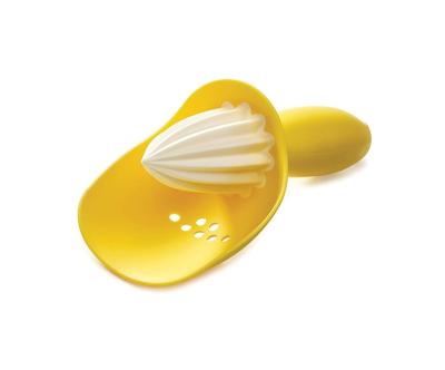 China Hot-selling Sustainable Lemon PP Material Portable Manual Rotating Orange Squeezer for sale