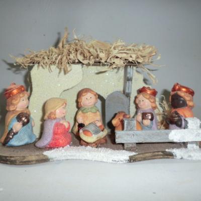 China Durable Home Decor Decoration Painted Figure Resin Nativity Sets For Christmas for sale