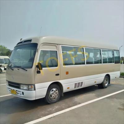 China Mittlere Gebrauchtminibus Toyota Coaster 4x4 30 Sitzplätze für den Stadtverkehr zu verkaufen