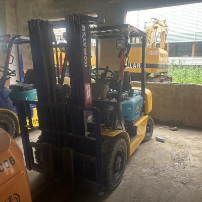 China Komatsu FD25 Used Forklift Three Stage Material Handling Equipment 2.5 Ton for sale