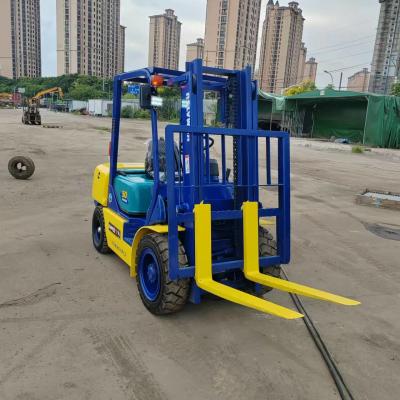 China Komatsu FD30 Gebruikte vorkheftruck Twee-stappen materiaalverwerkingsapparatuur 3 ton Te koop