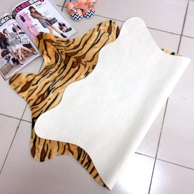 China Anti-Slip Printing Color Pile Uniform Size 8 Mm Tiger Pattern Blanket for sale