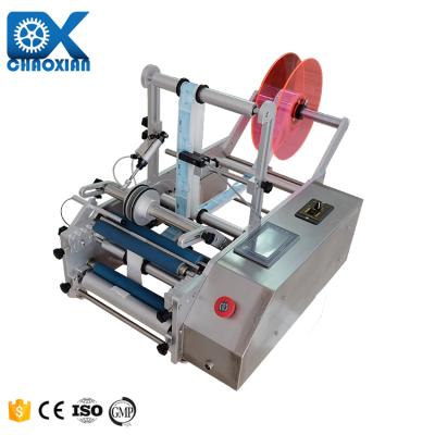 China Semi Auto Sauce Round Bottle Product Roller Sticker Labeling Machine Scratch Card PVC Self Adhesive à venda