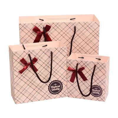 China New Creative Recyclable Plaid Paper Bag Business Gift Bag for sale