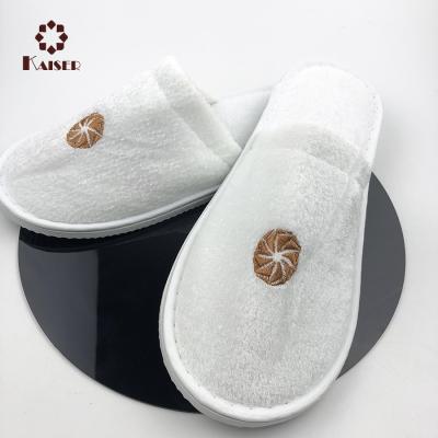 China Disposable Custom Logo Hotel Disposable Slippers for sale