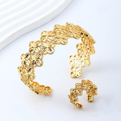 China High quality 2023 fashionable new design cavity flower 14k gold copper bracelet keychain set for gift for sale