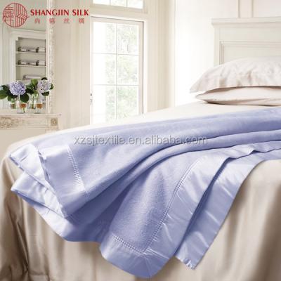 China Factory Wholesale Anti-pilling Super Soft Woven Fringe Blanket 100% Silk Throw With Gift Box for sale