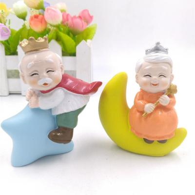 China Europe Old Man And Women Figure Character Resin Creative Arts And Crafts Gifts for sale