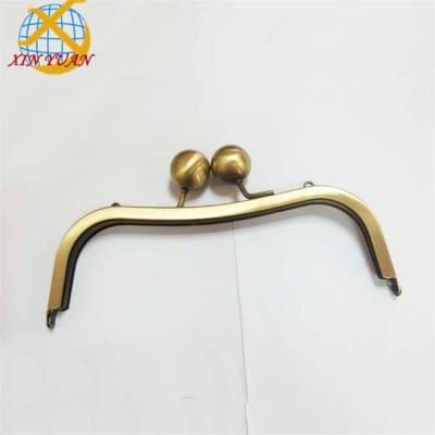 China Fasion 8x2.7 Thumb Ball Kiss Lock Large Antique Brass Metal Frame for sale