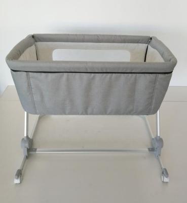 China Baby Mobile Home/Outdoor/Garden/Beach Crib Baby Crib Wholesale High Quality Coating Metals Carry Portable Crib Baby Close Crib for sale