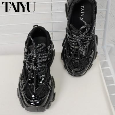 China 2021 Fashion Trend Hot Sale Women Sports Shoes Breathable Mesh Upper Women Ladies Black Sneakers for sale