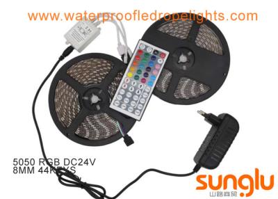 China Luces de tira impermeables de la cinta de 24V 5050 RGB 300D 8m m LED con el gabinete de Navidad en venta