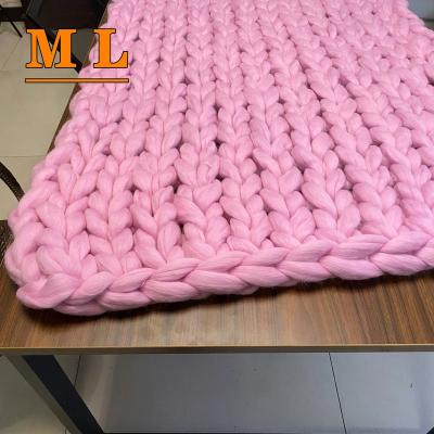 China 100% Sustainable Merino Wool Chunky Soft Roving Yarn Bulky Arm Blanket Knitting Giant Blanket for sale