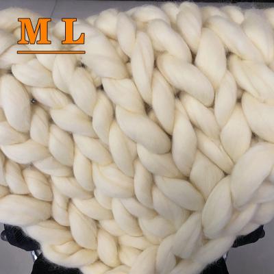 China 100% Merino Wool Chunky Soft Roving Yarn Sustainable Blanket Hand Knitting Giant Blanket for sale