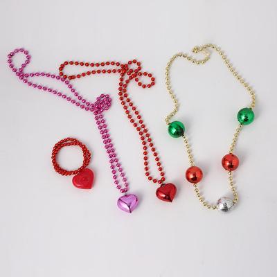 China New Customizable Bead Plastic Plated Christmas Tree Red and Green Heart Shaped Pendant Chain Can Be Customized Wholesale for sale