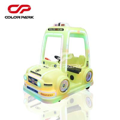 China Niños que manejan deportes en interiores, coches especiales, coches parachoques, juegos de conducción en coloridos parques. en venta