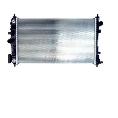 中国 Aluminum Core Plastic Tanks Auto Radiator For Radiation Accessories OE 13241722 販売のため