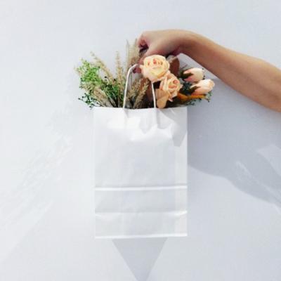 China Handmade White Simple Small Shopping Handle Gift Bag Paper Bag Kraft Paper Bag for sale