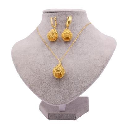 China TRENDY Dubai 18K Gold Plated African Wedding Jewelry Gifts Jewelry Sets Custom Pendant Necklace Earring Adornment For Women Set for sale