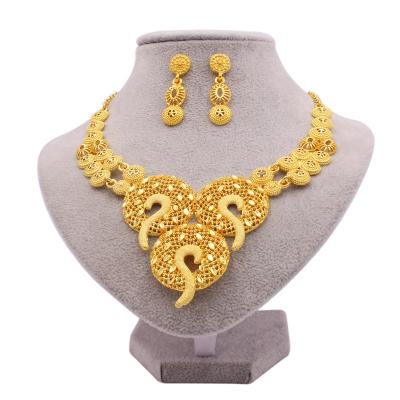 China FASHIONABLE African Bridal Jewelry Set Dubai Bridal Adornment Jewelry Sets Wife Gifts For Women 18K Gold Color Necklace Earring Set for sale