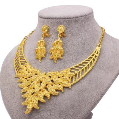 China TRENDY Dubai Jewelry Sets African Bridal Necklaces Pendants Gold Plated Necklace Earrings Wholesale Gifts Jewelry Set For Women for sale