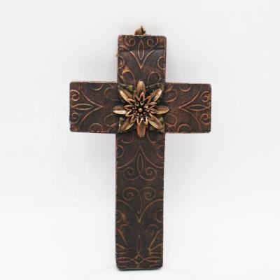 China Wholesale Europe Metal Rustic Bronze Crosses With Metal Carvings Details Novelty Gifts Small Keepsake Crosses For Altar Room Home Display for sale