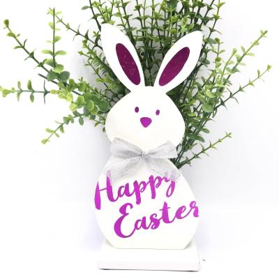 China 100% New Products Handmade Holding Easter Wooden White Happy Sign Bunny Rabbit Decoration Spring Ornaments Easter For Yard Decoration for sale